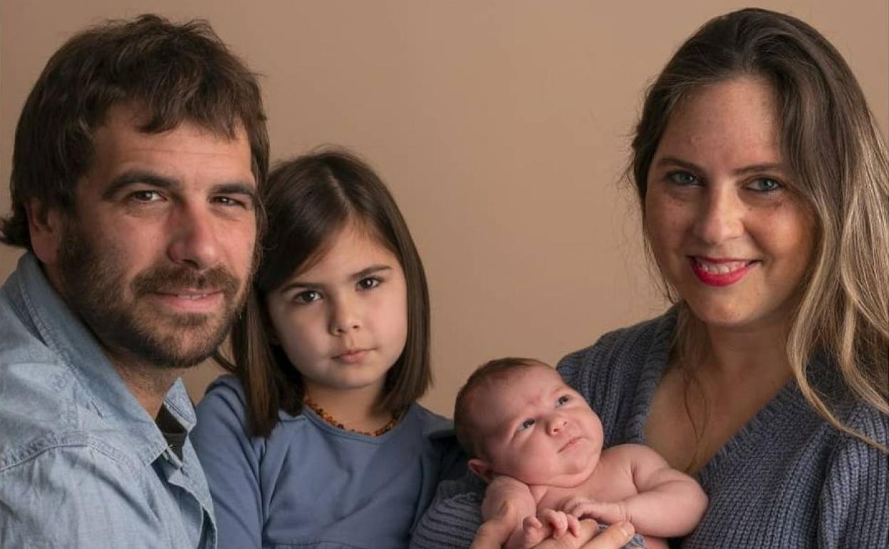 Javi, el padrazo de esta familia junto a Paula, con sus hijas India y Duna.