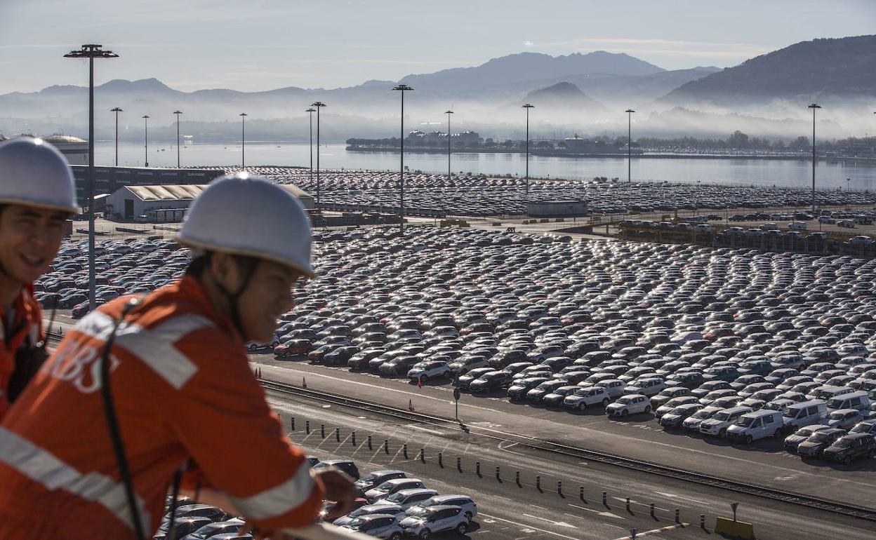 El tráfico de vehículos nuevos en el Puerto se está viendo afectado por la huelga del transporte