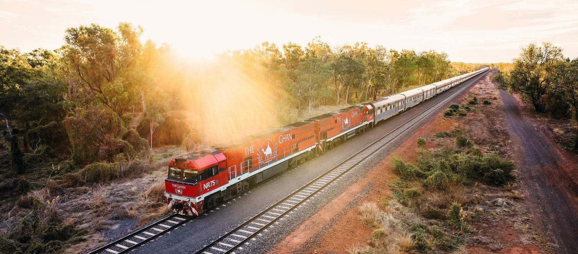 The Ghan: un icono ferroviario en Australia. Se puso en marcha hace 90 años. Une las ciudades de Adelaida, en el sur, y Darwin, capital de los territorios del norte, con una parada intermedia en Alice Springs. Son 2,979 kilómetros en ambos sentidos.