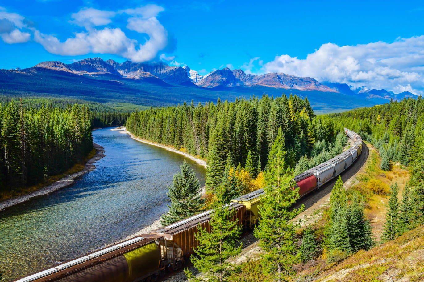 El Rocky Mountaineer, entre Banff y Vancouver. Viaja a 50 km/h por las Montañas rocosas de Canadá. Atraviesa los 'piral Tunnels', puertos de montaña, cañones y las orillas del lago Louise.