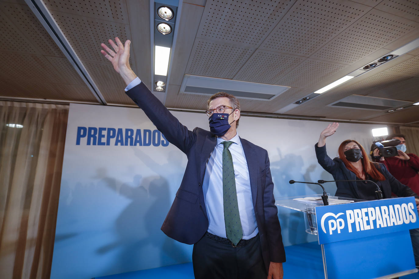 Hacía tiempo que el PP de Cantabria no lograba reunir en un mismo espacio a un millar de afiliados y simpatizantes. El tiempo dirá si el poder de convocatoria que tuvo este jueves la formación conservadora para recibir a su futuro presidente nacional y el acuerdo general a la hora de respaldar a Alberto Núñez Feijóo, de visita en Santander dentro de la gira que está realizando por toda España antes del Congreso de Sevilla, se traduce también en una unidad interna que no ha existido en los últimos tiempos. Mientras tanto, los populares cántabros demostraron este jueves en la cita con el gallego que el ánimo está por las nubes.