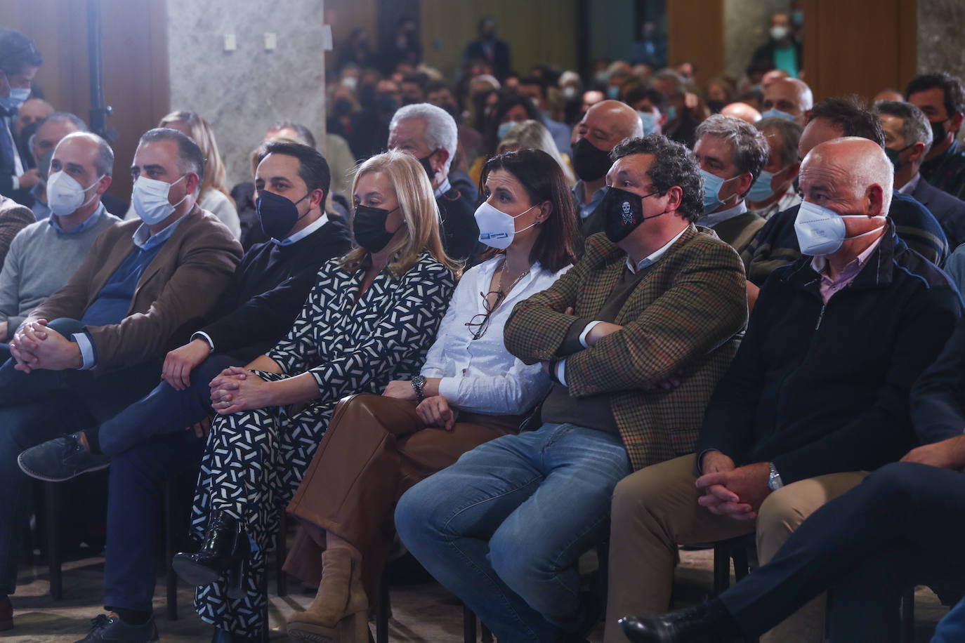 Hacía tiempo que el PP de Cantabria no lograba reunir en un mismo espacio a un millar de afiliados y simpatizantes. El tiempo dirá si el poder de convocatoria que tuvo este jueves la formación conservadora para recibir a su futuro presidente nacional y el acuerdo general a la hora de respaldar a Alberto Núñez Feijóo, de visita en Santander dentro de la gira que está realizando por toda España antes del Congreso de Sevilla, se traduce también en una unidad interna que no ha existido en los últimos tiempos. Mientras tanto, los populares cántabros demostraron este jueves en la cita con el gallego que el ánimo está por las nubes.