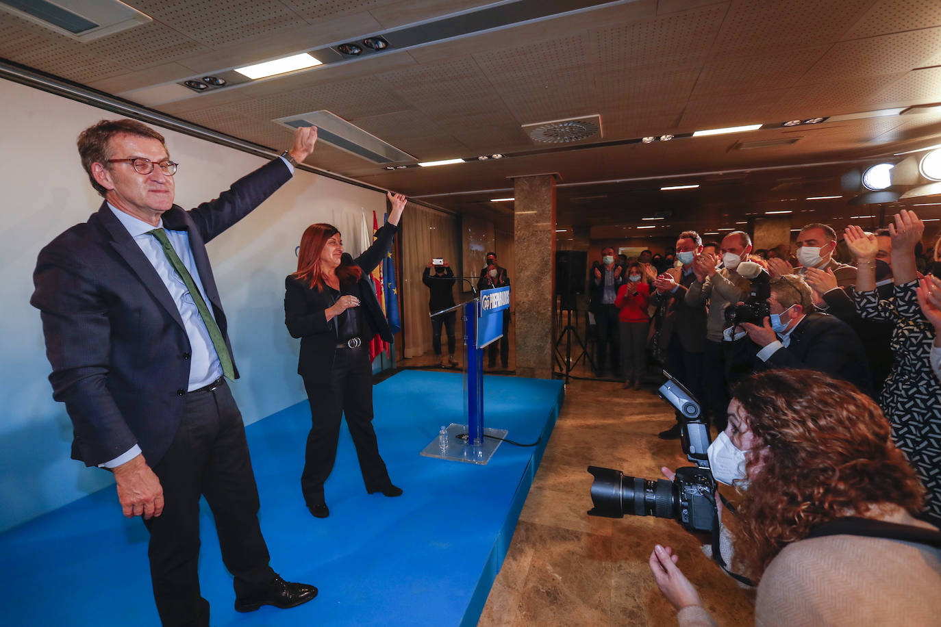 Hacía tiempo que el PP de Cantabria no lograba reunir en un mismo espacio a un millar de afiliados y simpatizantes. El tiempo dirá si el poder de convocatoria que tuvo este jueves la formación conservadora para recibir a su futuro presidente nacional y el acuerdo general a la hora de respaldar a Alberto Núñez Feijóo, de visita en Santander dentro de la gira que está realizando por toda España antes del Congreso de Sevilla, se traduce también en una unidad interna que no ha existido en los últimos tiempos. Mientras tanto, los populares cántabros demostraron este jueves en la cita con el gallego que el ánimo está por las nubes.