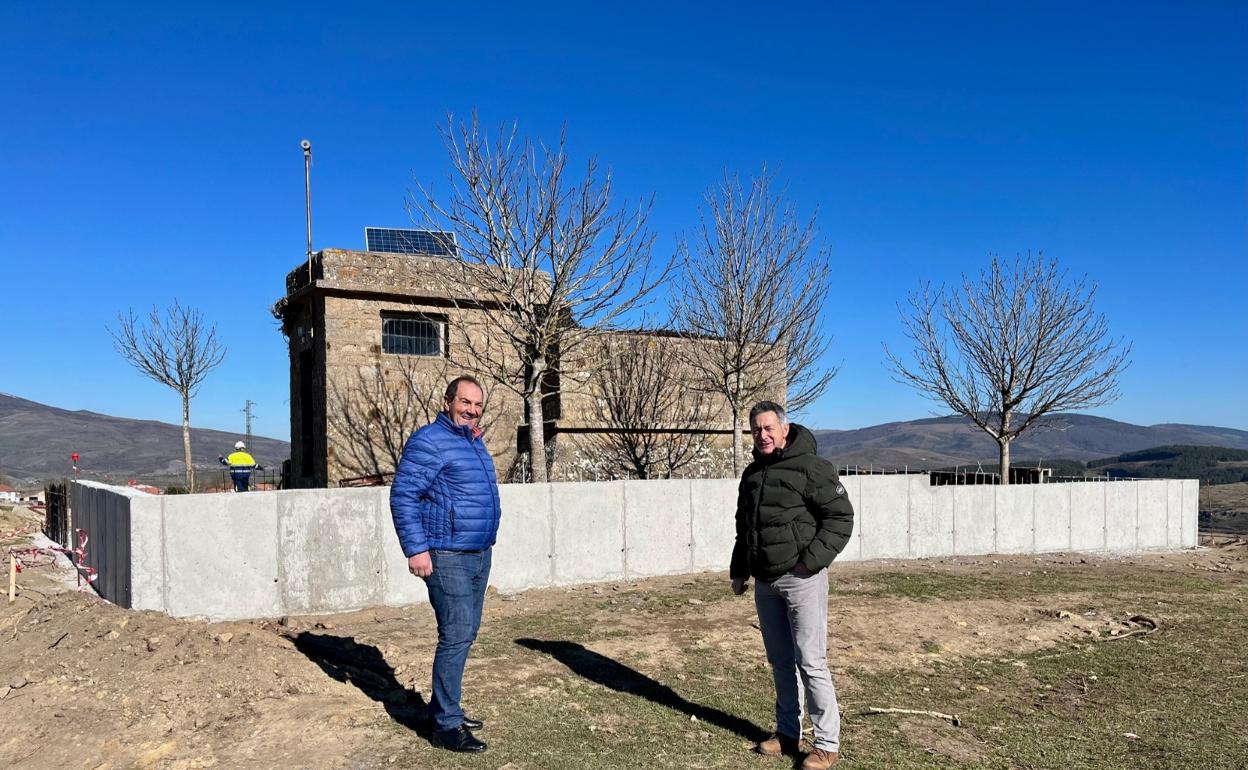 El primer teniente de alcalde Moisés Balbás y el alcalde de Campoo de Enmedio, Pedro Manuel Martínez. 