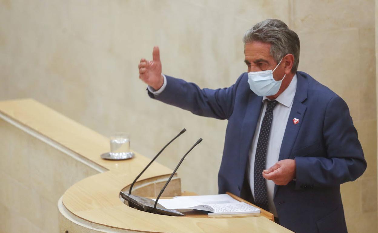 Miguel Ángel Revilla, durante una sesión en el pleno del Parlamento.