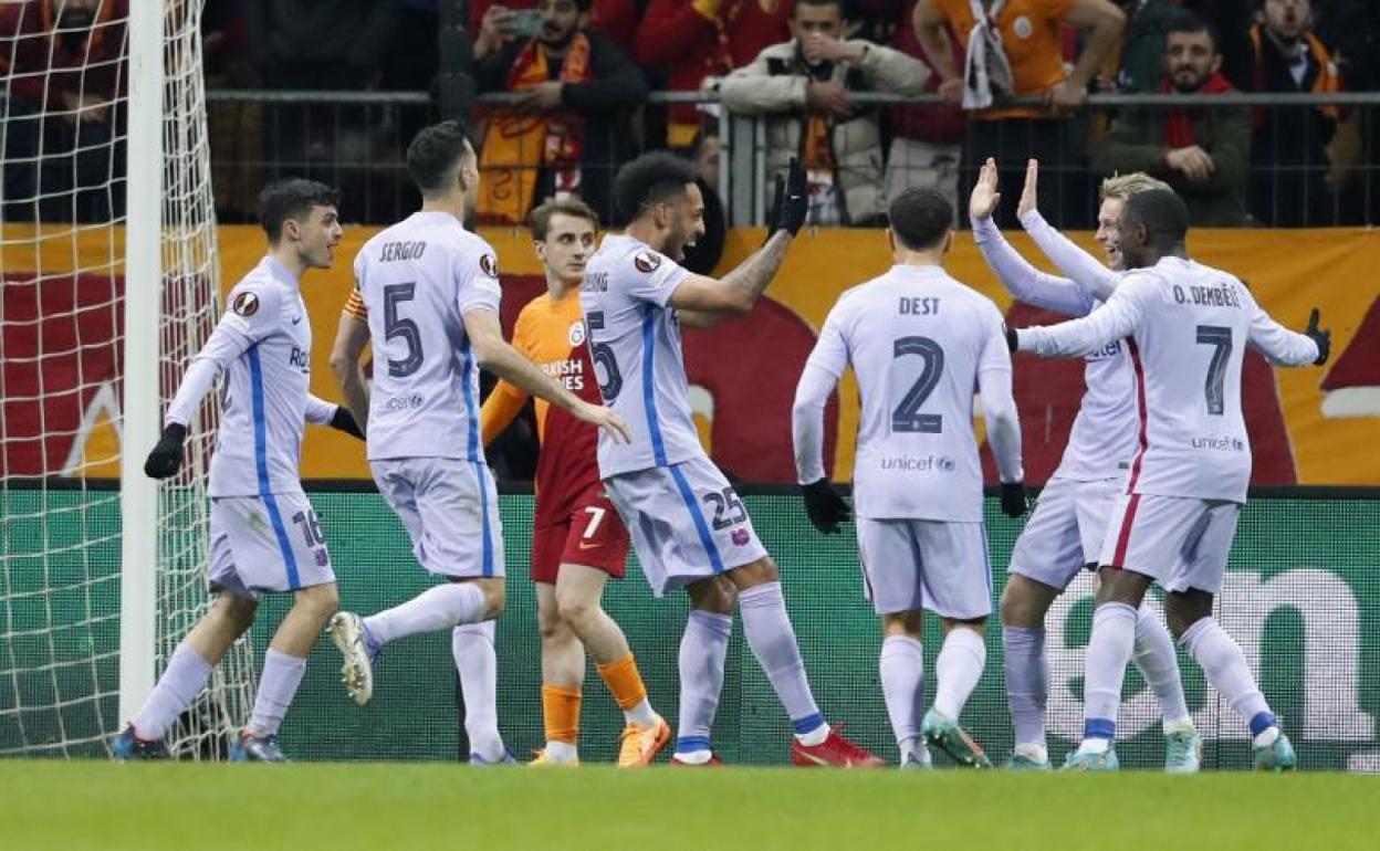 Los jugadores del Barça celebran el gol de la victoria de Aubameyang.