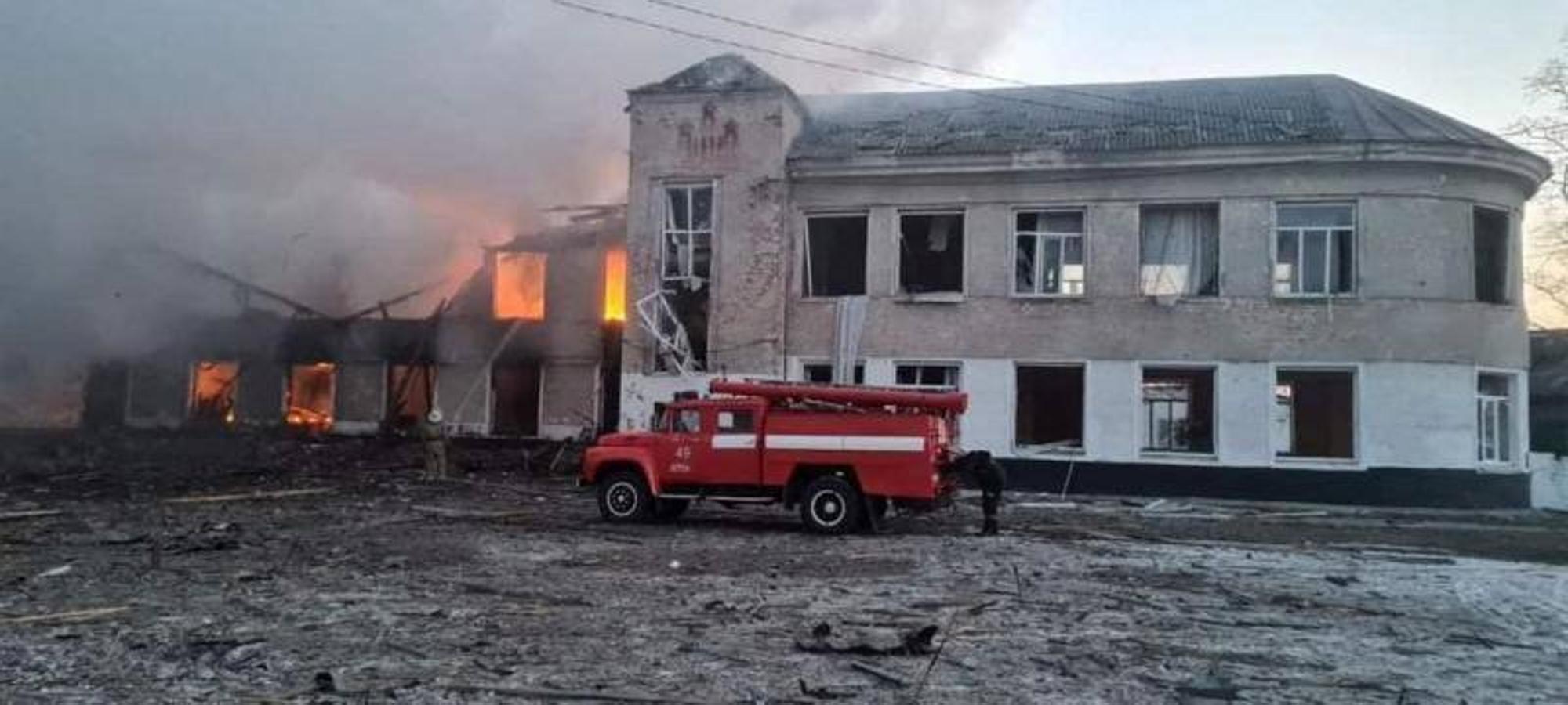 Los servicios de rescate trabajan en un sitio de un edificio residencial dañado por un ataque aéreo.