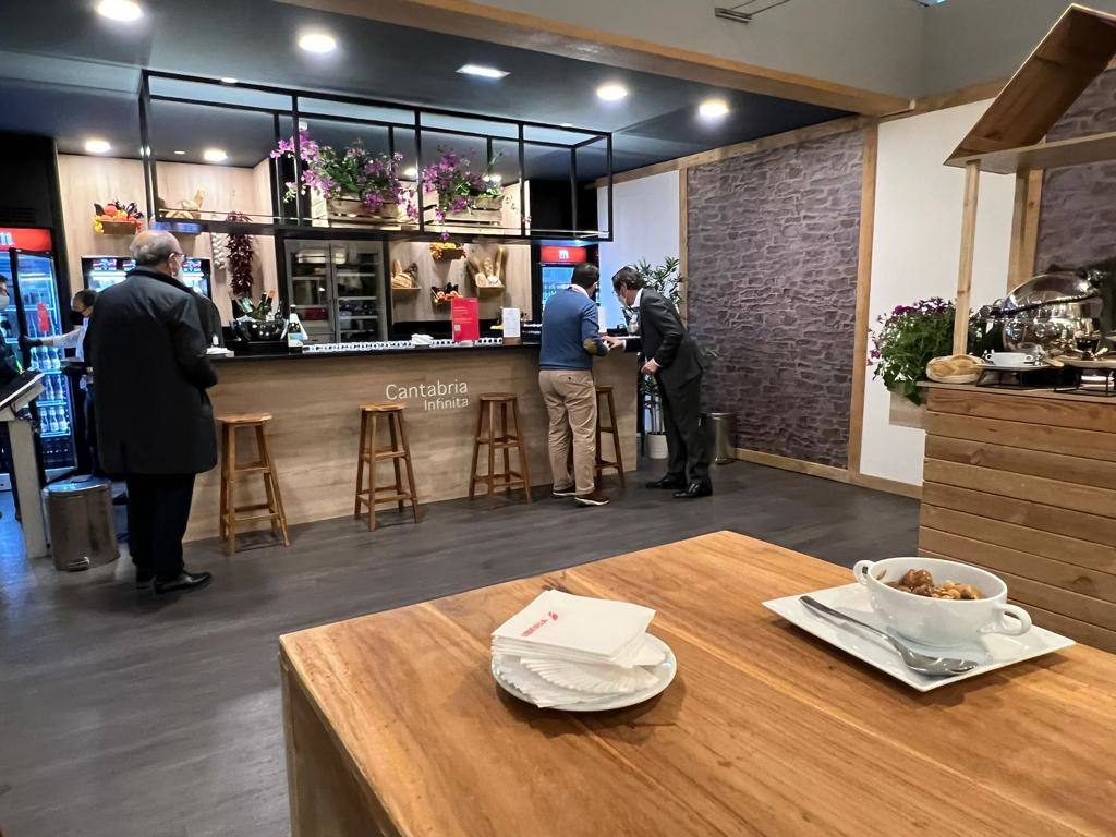 Revilla inauguró este martes el córner gastronómico de Cantabria en la Sala VIP de Iberia en el aeropuerto de Barajas.