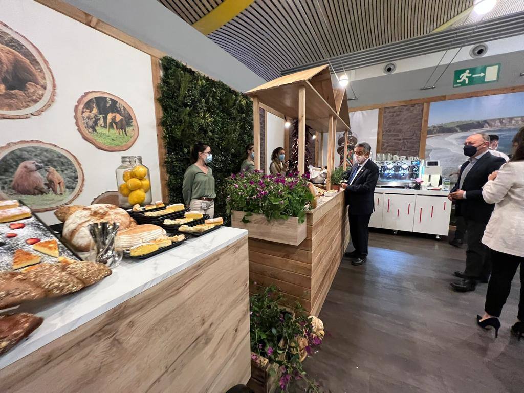 Revilla inauguró este martes el córner gastronómico de Cantabria en la Sala VIP de Iberia en el aeropuerto de Barajas.