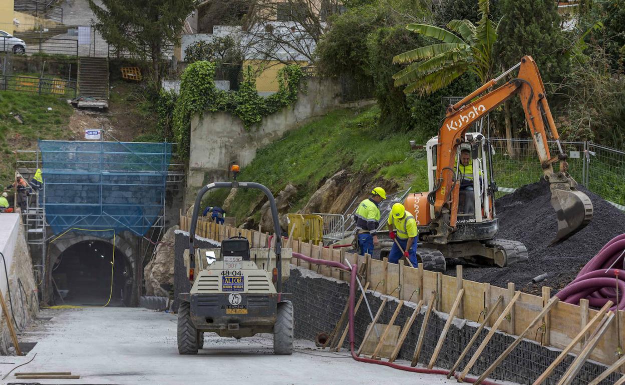 Obras de acondicionamiento en una de las bocas del túnel de Tetuán, en barrio Camino. 