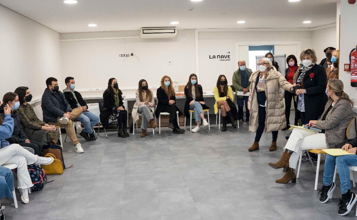 La concejala de Educación, Teresa Pilar Fernández, toma la palabra acompaña por la alcaldesa, Esther Bolado, este viernes, durante la inauguración de la Escuela de Participación de Camargo, a la que han asistido distintos colectivos educativos y jóvenes del municipio.