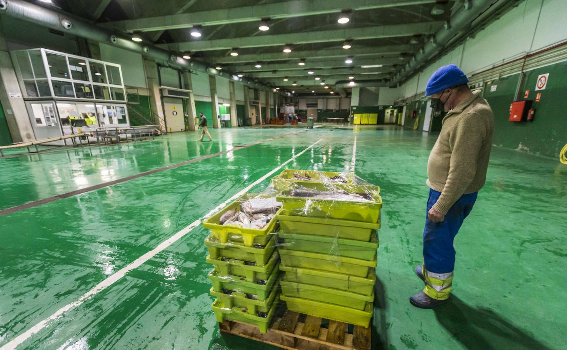 Ayer, a las siete de la mañana, ya se había vendido todo el pescado en la lonja. 