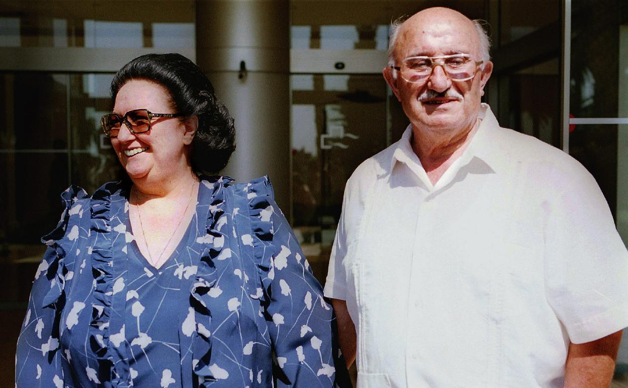 La soprano Montserrat Caballé junto a su marido, Bernabé Martí.