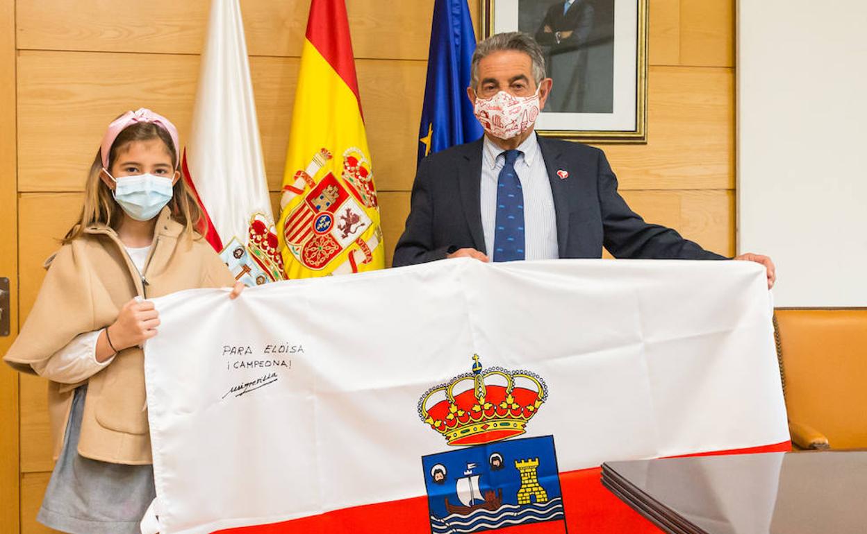 Eloísa Barreda y Miguel Ángel Revilla posan con la bandera de Cantabria.