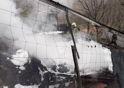 Imagen secundaria 1 - Imágenes de lo efectivos del 112 sofocando el fuego.