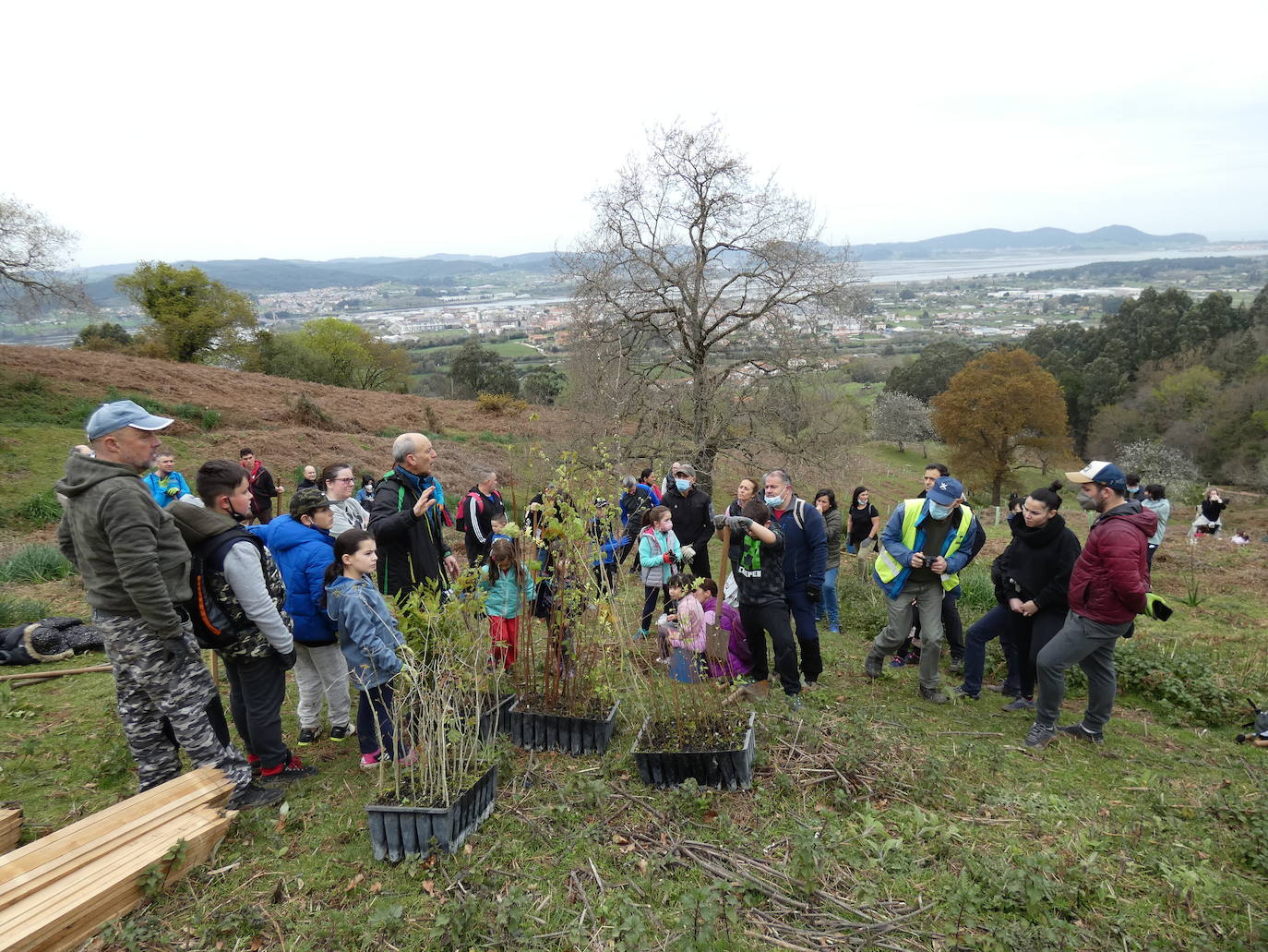 Fotos: Más de 80 voluntarios han participado en Colindres en la plantación de 200 árboles de distintas especies para conmemorar el Día del Árbol