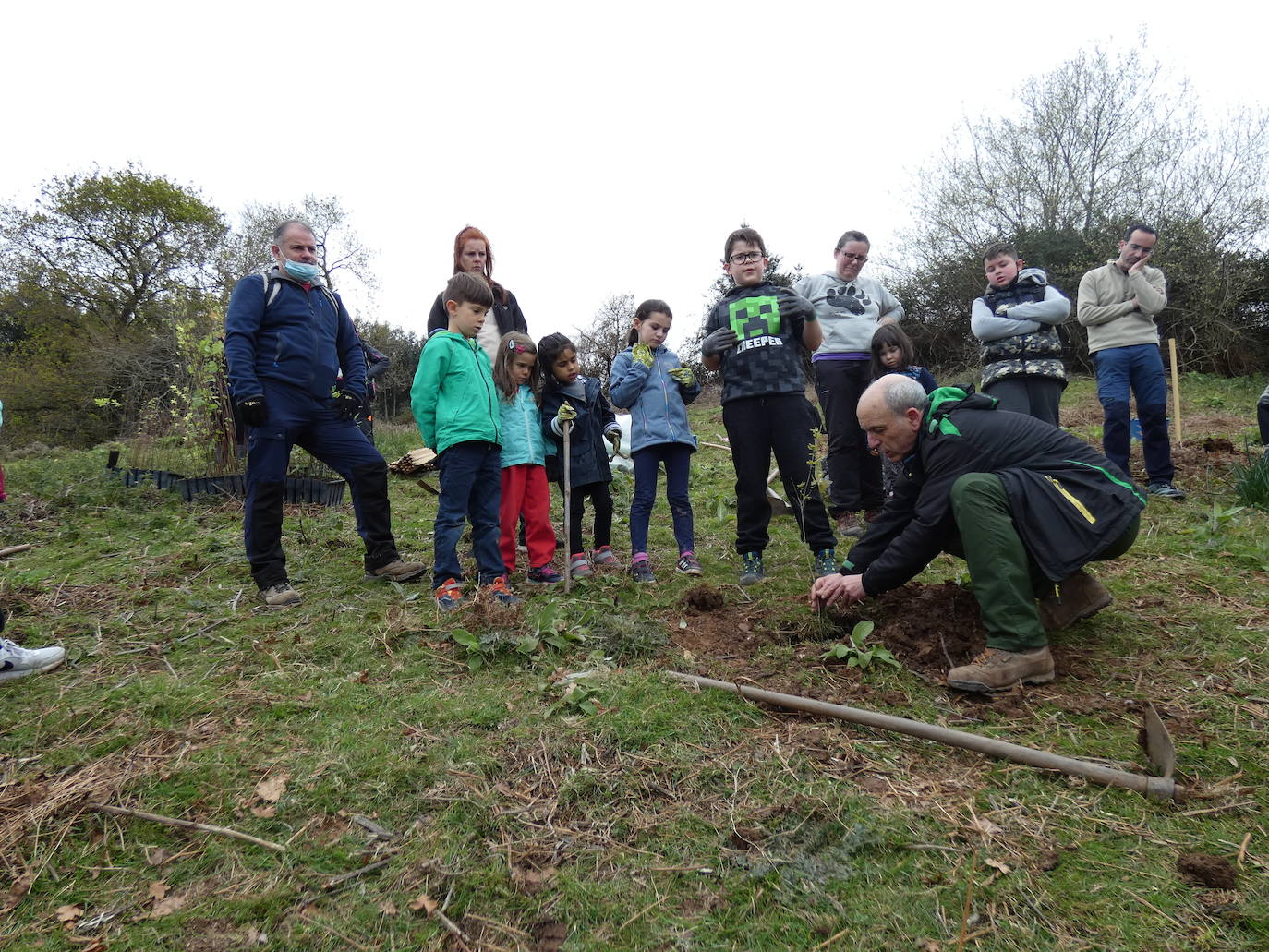 Fotos: Más de 80 voluntarios han participado en Colindres en la plantación de 200 árboles de distintas especies para conmemorar el Día del Árbol