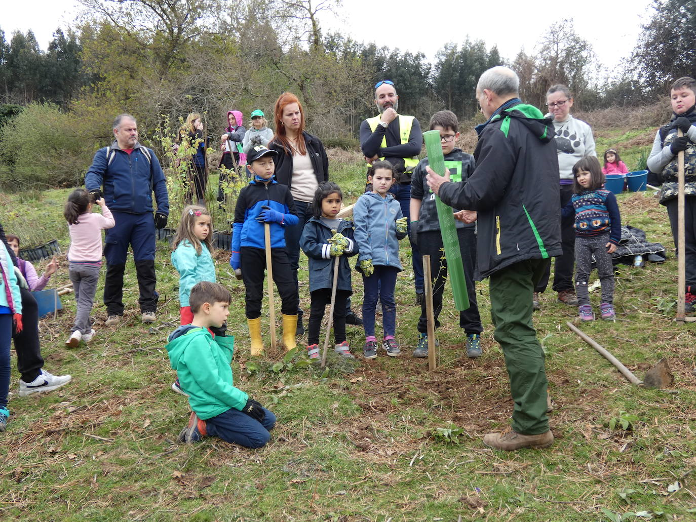 Fotos: Más de 80 voluntarios han participado en Colindres en la plantación de 200 árboles de distintas especies para conmemorar el Día del Árbol