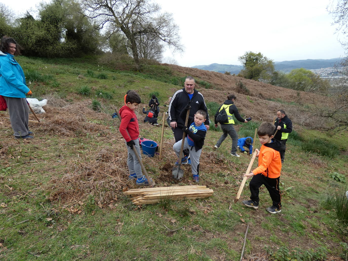 Fotos: Más de 80 voluntarios han participado en Colindres en la plantación de 200 árboles de distintas especies para conmemorar el Día del Árbol