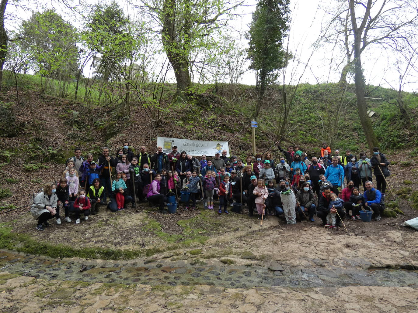 Fotos: Más de 80 voluntarios han participado en Colindres en la plantación de 200 árboles de distintas especies para conmemorar el Día del Árbol