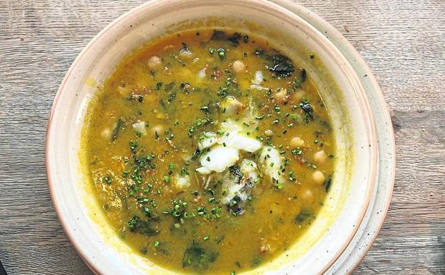 Garbanzos con bacalao y espinacas.