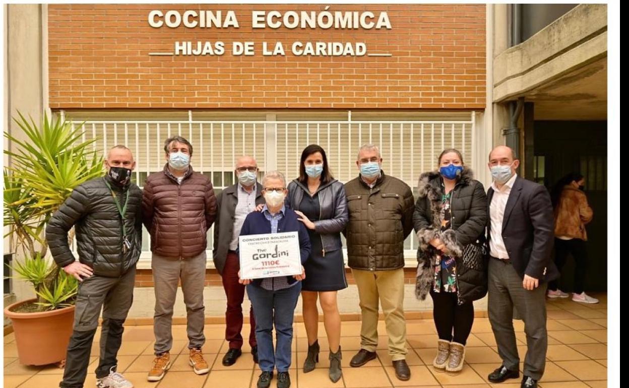 Javi Hierro y Manuel Sumillera, de The Gordini, junto al productor David Marchena, los concejales Lorena Gutiérrez y Álvaro Lavín; la alcaldesa Gema Igual, y responsables de la Cocina Económica en la entrega del cheque de 1.100 euros.