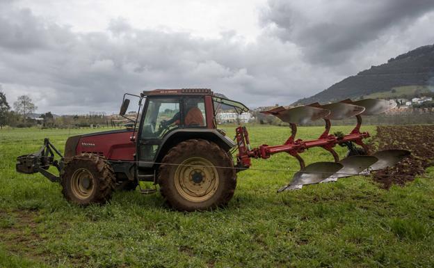 Imagen. El programa lectivo incluye también el uso de maquinaria agrícola.