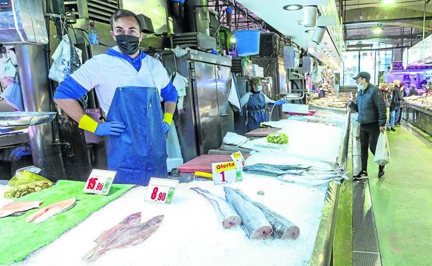 Mercado de la Esperanza. Una de las pescaderías de la plaza de abastos de Santander, ayer. 