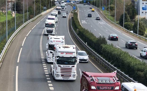 Los transportistas colapsan la A-67 y los accesos a Santander en protesta por el precio de los carburantes