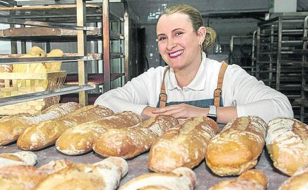 Gladys Oslé, en su panadería de Gajano (Marina de Cudeyo). 