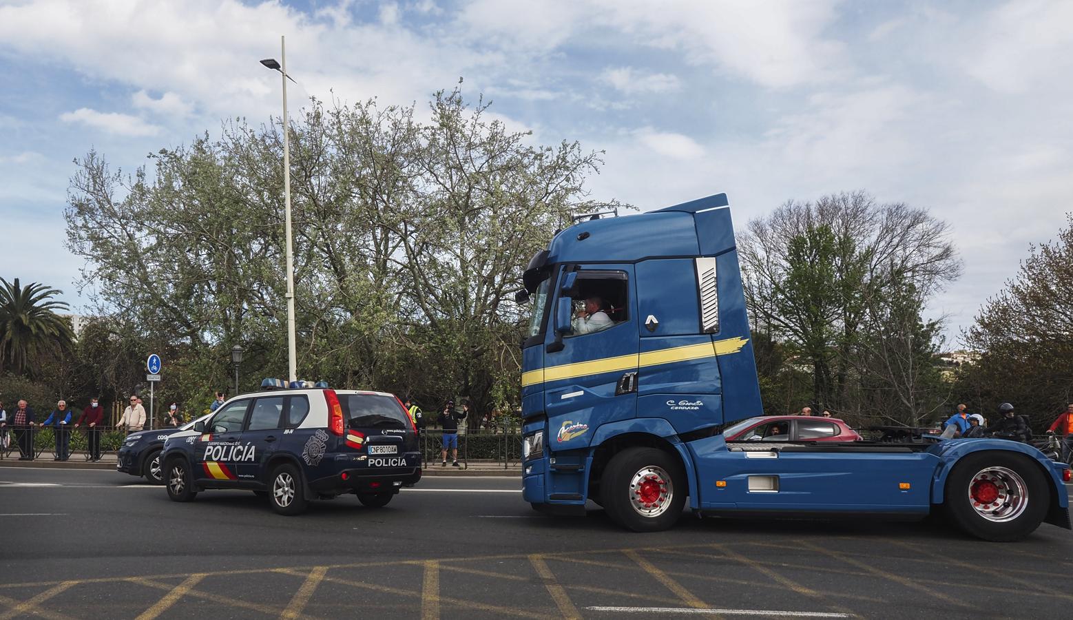 Cientos de cabezas tractoras han cogido la S-10 hacia el centro de la ciudad en una prostesta no autorizada que coincide con otra por la A-67 hasta Torrelavega. 