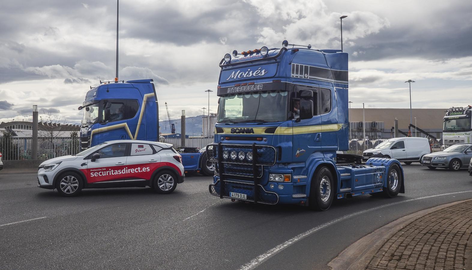 Cientos de cabezas tractoras han cogido la S-10 hacia el centro de la ciudad en una prostesta no autorizada que coincide con otra por la A-67 hasta Torrelavega. 