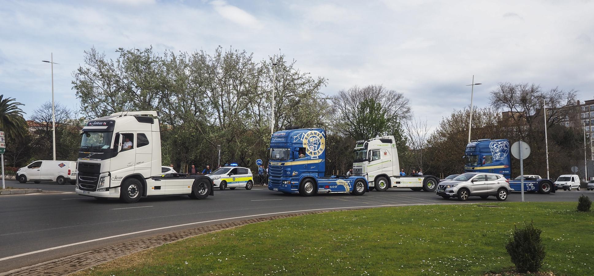 Cientos de cabezas tractoras han cogido la S-10 hacia el centro de la ciudad en una prostesta no autorizada que coincide con otra por la A-67 hasta Torrelavega. 