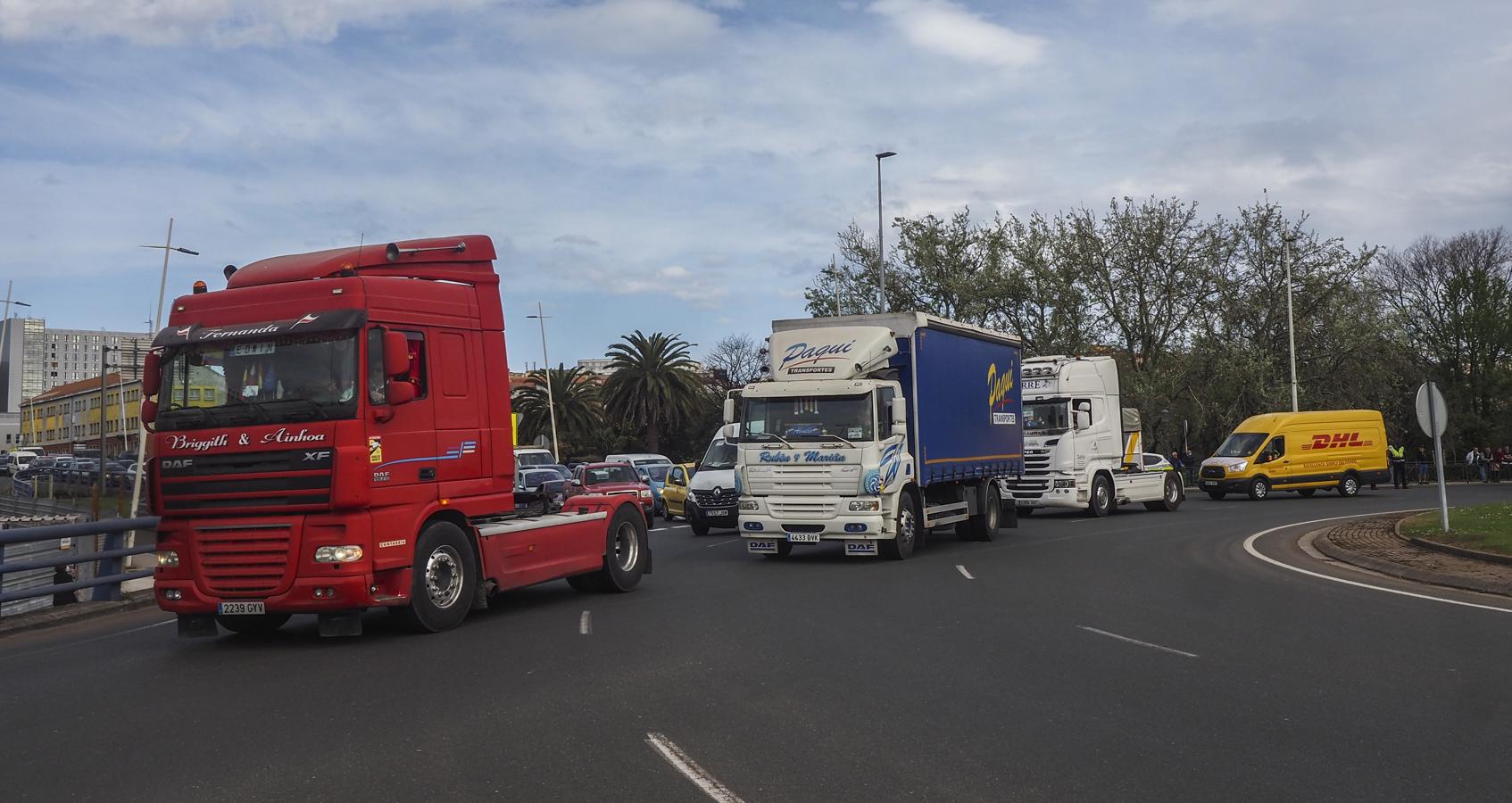 Cientos de cabezas tractoras han cogido la S-10 hacia el centro de la ciudad en una prostesta no autorizada que coincide con otra por la A-67 hasta Torrelavega. 