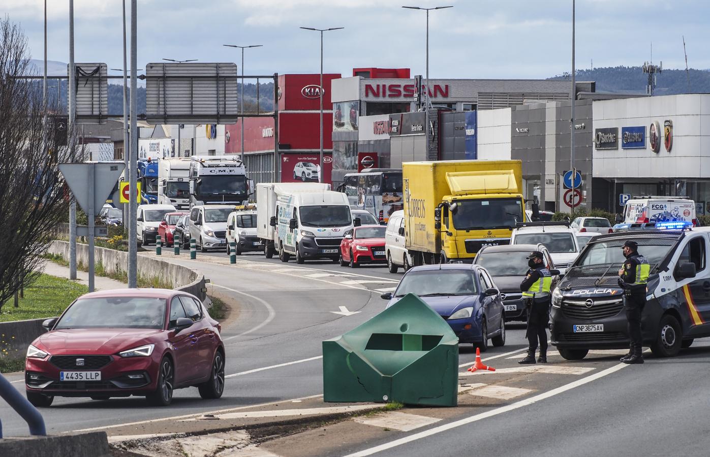 Cientos de cabezas tractoras han cogido la S-10 hacia el centro de la ciudad en una prostesta no autorizada que coincide con otra por la A-67 hasta Torrelavega. 