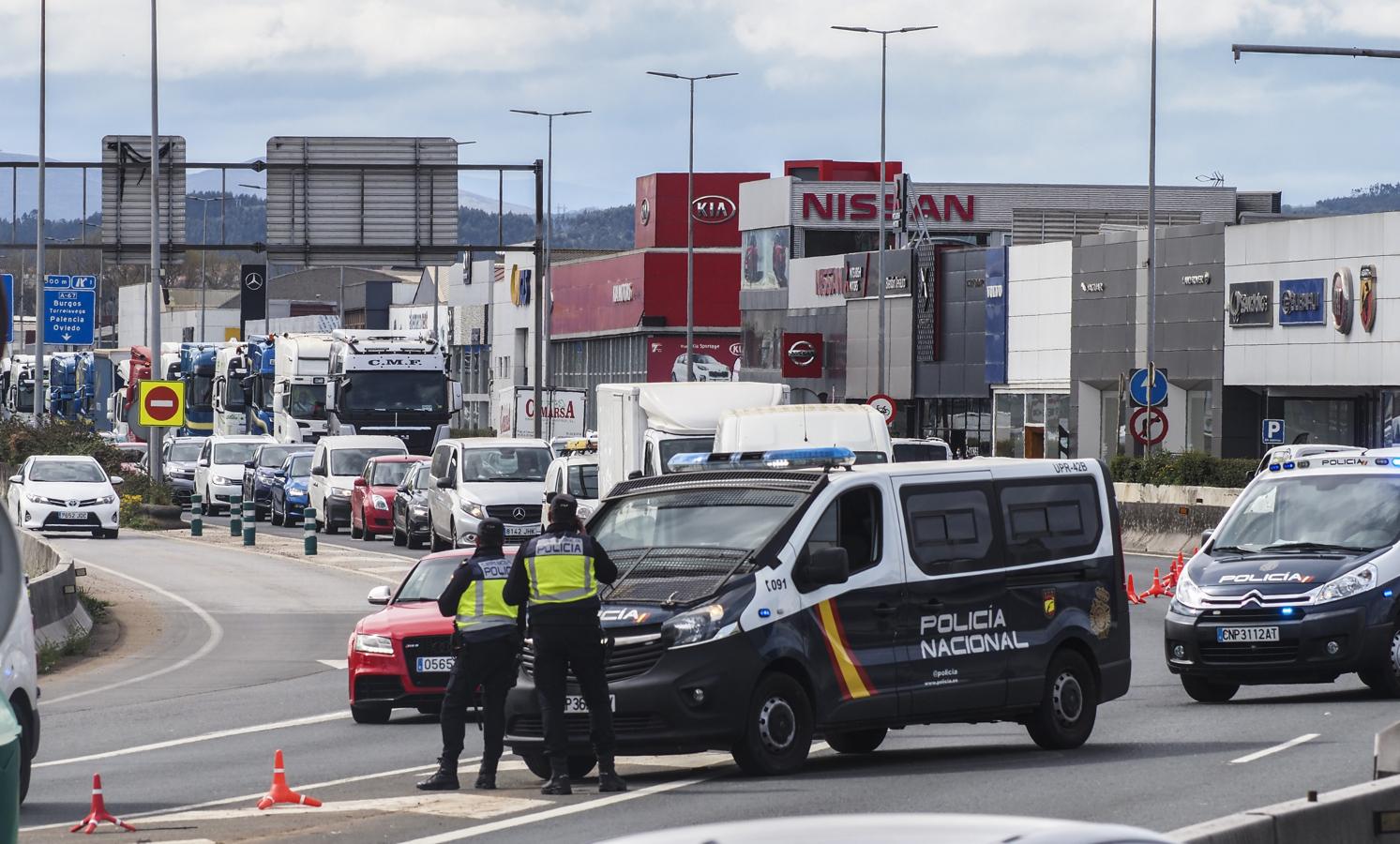 Cientos de cabezas tractoras han cogido la S-10 hacia el centro de la ciudad en una prostesta no autorizada que coincide con otra por la A-67 hasta Torrelavega. 