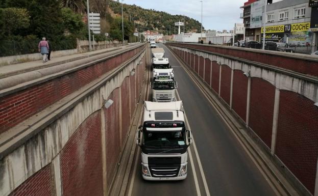 Camiones de la marcha no autorizada entrando en el túnel de Peñacastillo, en dirección a Mercasantander.