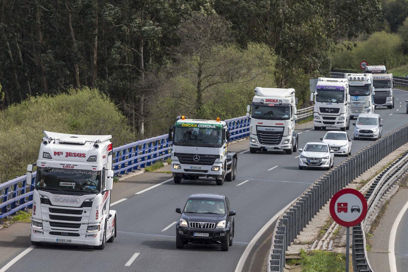 Los camiones circulan por la A-67 en dirección Torrelavega. 