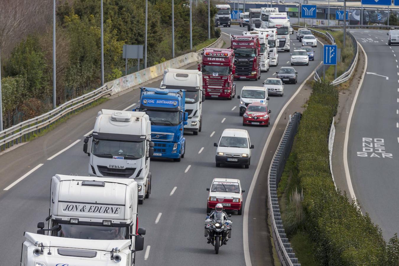 Los camiones circulan por la A-67 en dirección Torrelavega. 