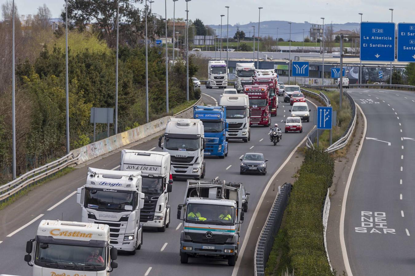 Los camiones circulan por la A-67 en dirección Torrelavega. 