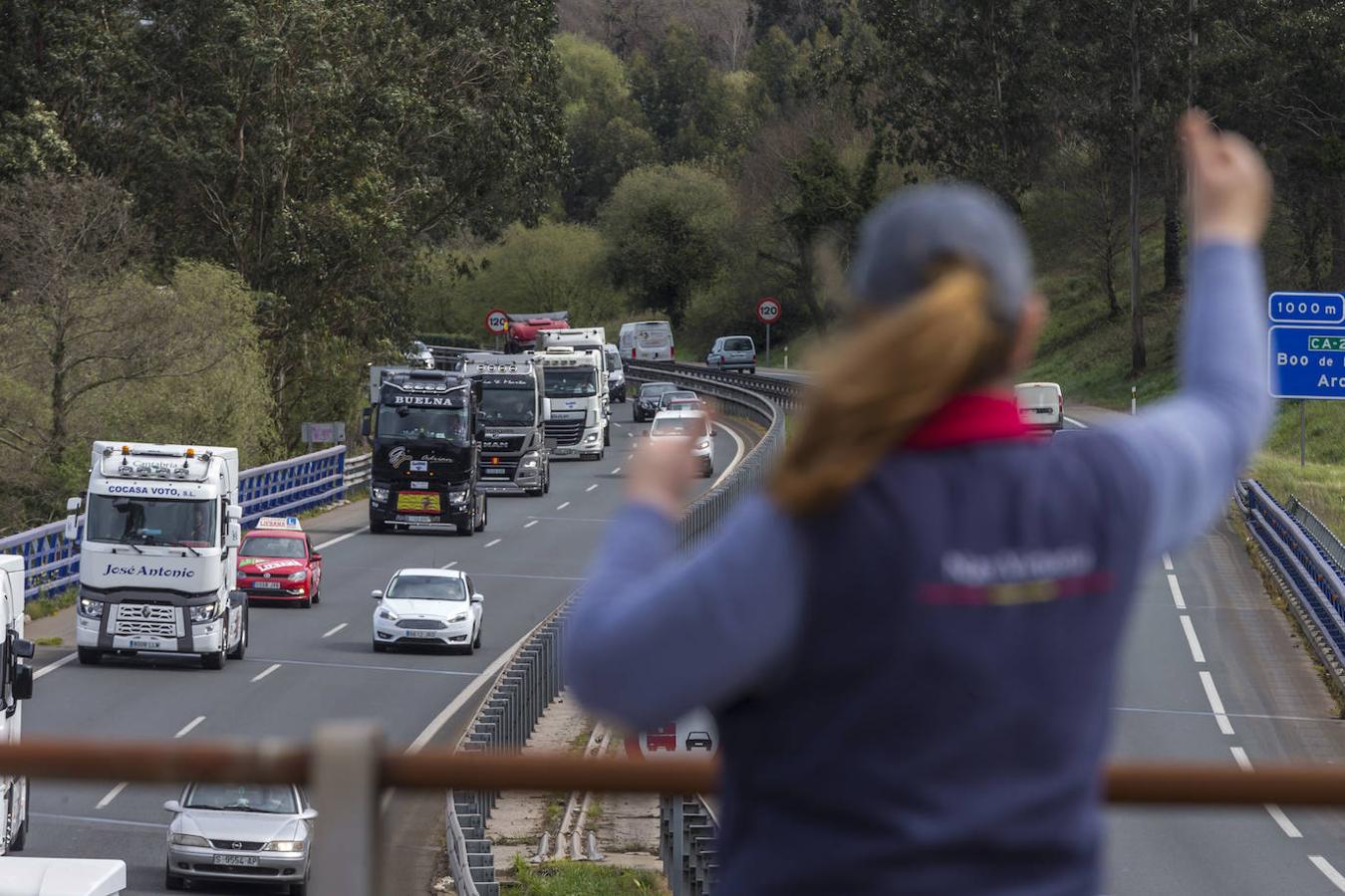 Los camiones circulan por la A-67 en dirección Torrelavega. 