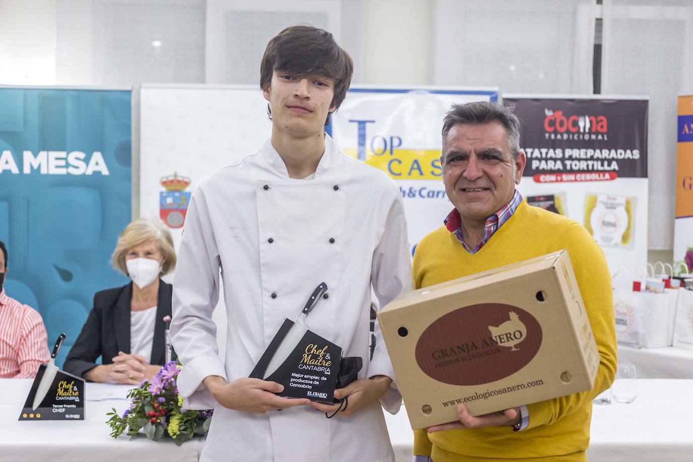 Javier Santiago, de Peñacastillo, tercer premio en carnes, y Carlos Martín Coria, de la Granja ecológica Anero. 