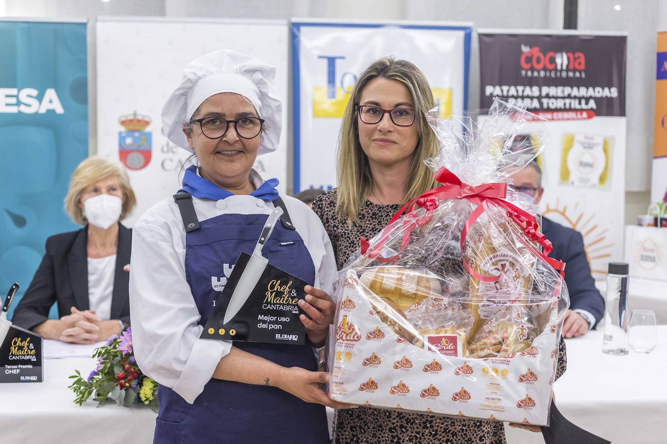 Pilar Álvarez, de Fuente Fresnedo, premio mejor uso del pan, y Pilar Cos, de Panadería Sordo, empresa patrocinadora del premio. 