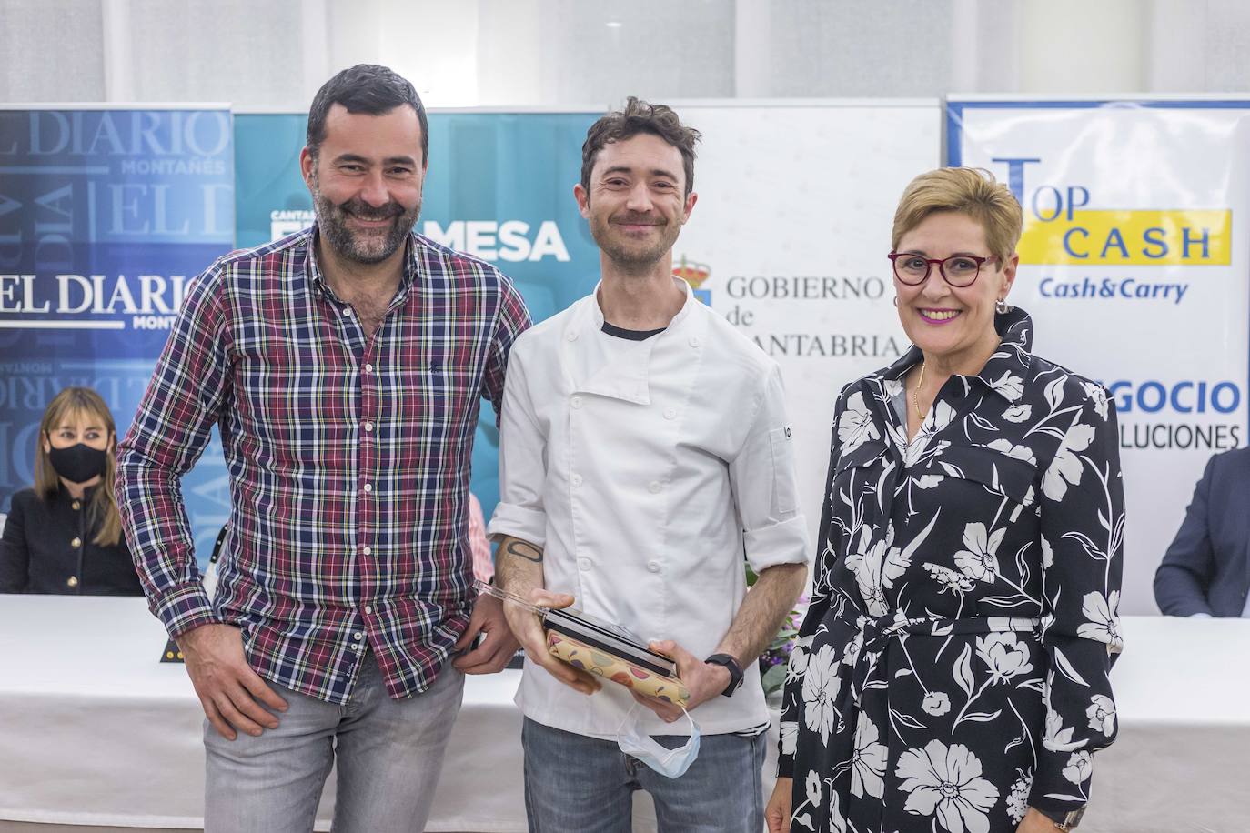 Toni González, chef y propietario del Nuevo Molino; Jerónimo Dal Pont, de Peñacastillo, premio José Luis González a los valores humanos, y Marity González. 