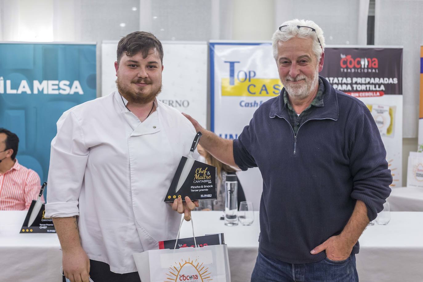 Ignacio Sánchez, tercer premio de Pincho y Snack, con Andrew Dougall, de Cervezas DouGall’s.