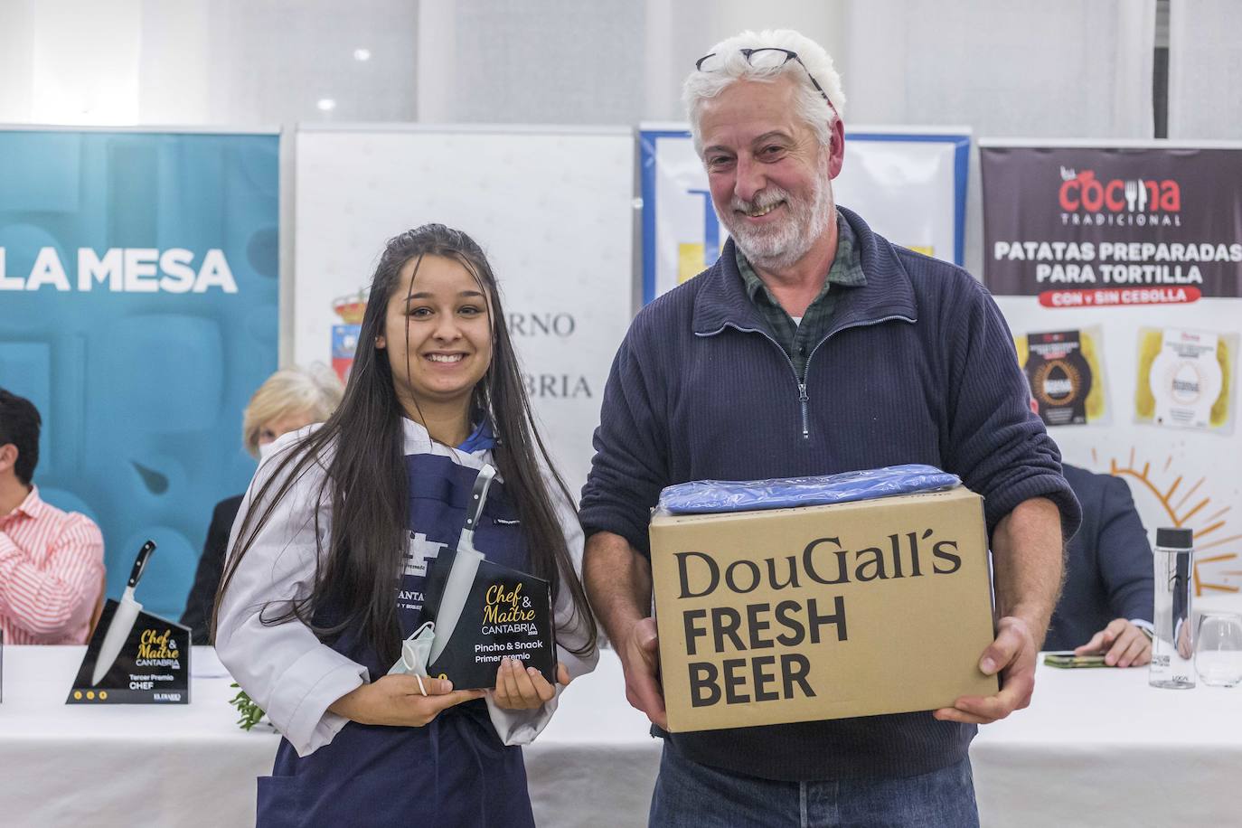 Janery Rodríguez, del IES Fuente Fresnedo, premio al mejor pincho y snack, y Andrew Dougall, de Cervezas DouGall’s. 