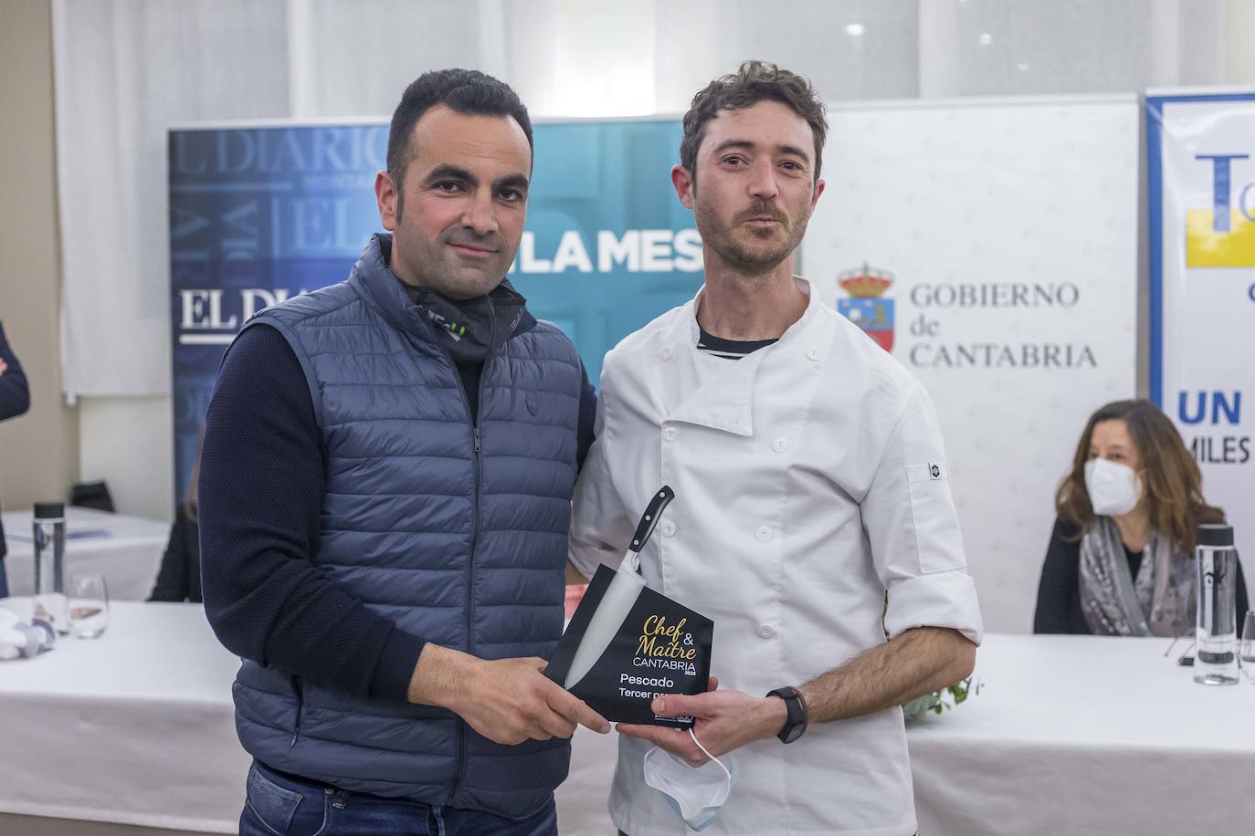 Fernando Crownley, de Food4You, con Jerónimo Dal Pont, tercer premio en categoría de pescados