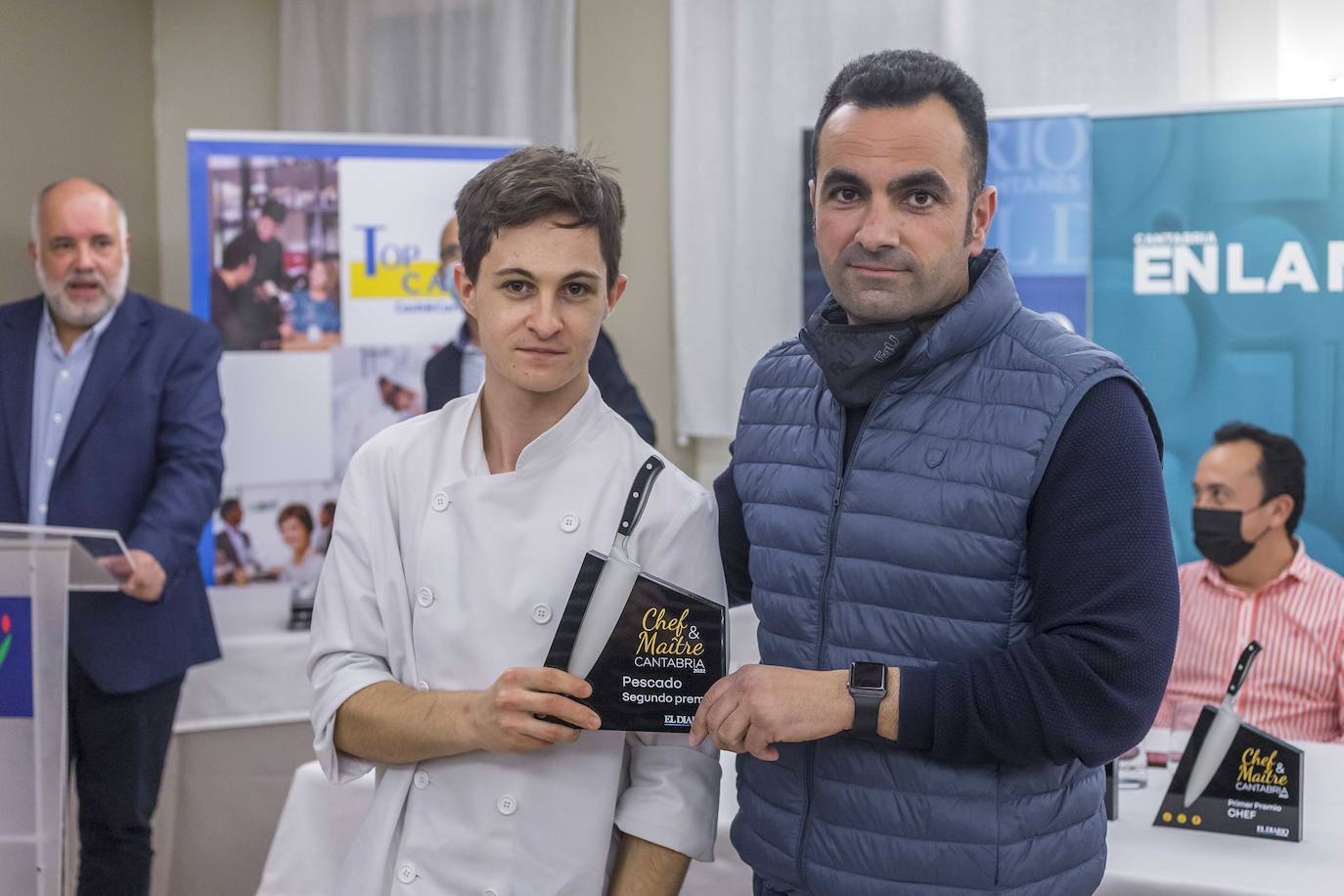 Fernando Crownley, de Food4You con Mario Fernández, segundo premio en categoría de Pescados