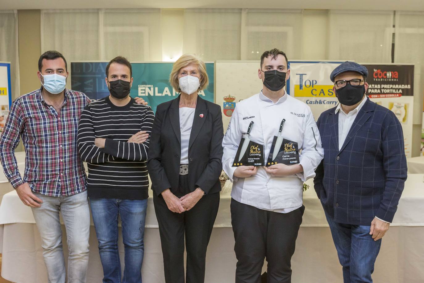 Los chefs con estrella Toni González (Nuevo Molino), Nacho Solana (Solana) y Jesús Sánchez (Cenador de Amós), miembros del jurado, posaron junto a Marina Lombó (consejera de Educación y Formación Profesional) y el ganador de esta edición de Chef Cantabria, Javier Pérez. 