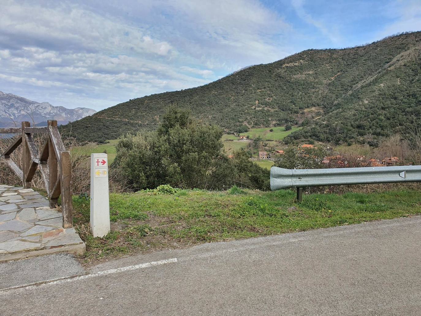 Hito del Camino Lebaniego y del Camino de Santiago.